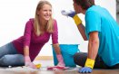 coppia faccende domestiche litigare aiutare mestieri casa pulire lavori appartamento 