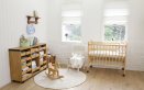 cameretta bambini bebè neonato arredare interno casa giochi colori tenui benessere calma rilassamento