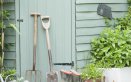 hobby fai da te casetta verde giardinaggio attrezzi ripostiglio giardino natura piante ecologia 