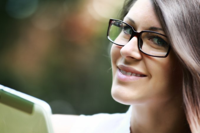 donna occhiali trucco make up miopia astigmatismo sopracciglia contorno ombretto