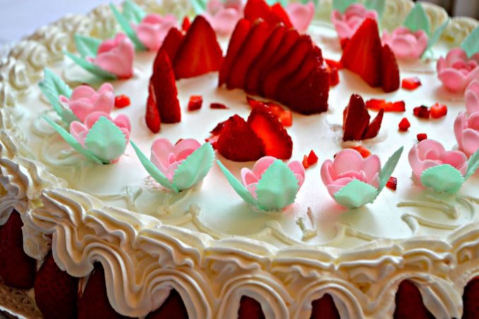 torta compleanno figlio festa festeggiato candeline regalo bambino amici palloncini