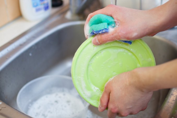 lavare a mano ammollo piatti bicchieri nelsen guanti acqua lavandino cucina panno asciugare