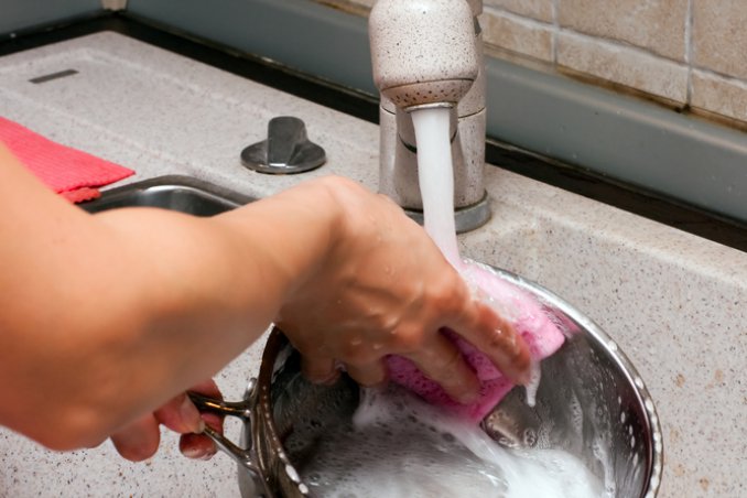 pulizie casa trucchi temperature alte acqua microonde padelle argenteria