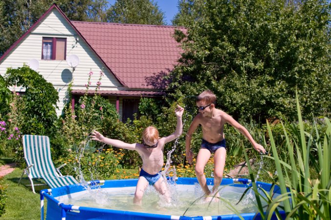 piscina giardino pulizia estate acqua manutenzione