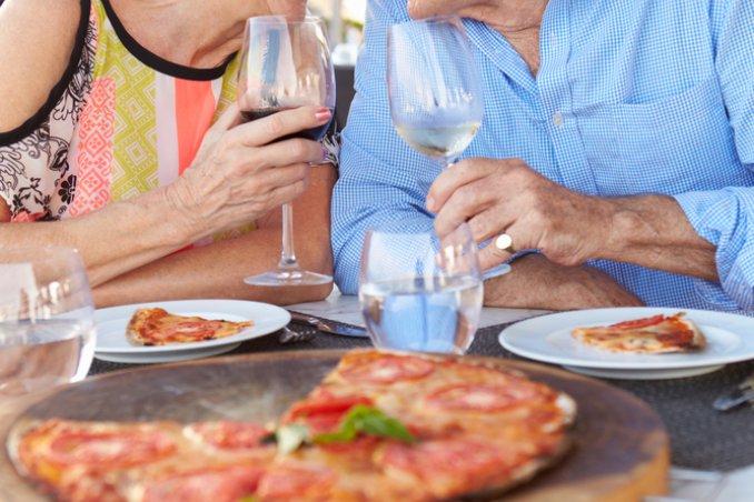 coppia felice pizza mangiare riconciliarsi