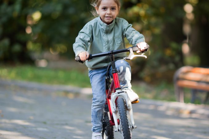 bambina in bici