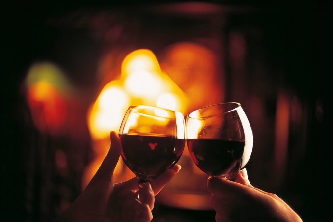brindisi vino rosso romantico cena