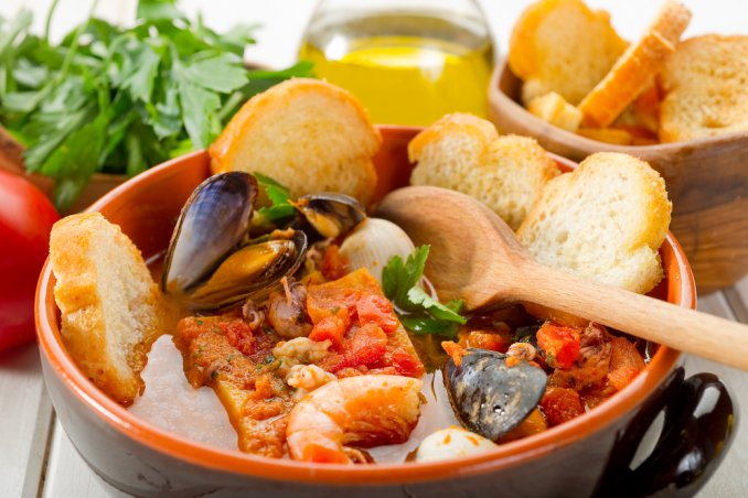 cacciucco pesce pane toscano cozze moscardino gamberi zuppa