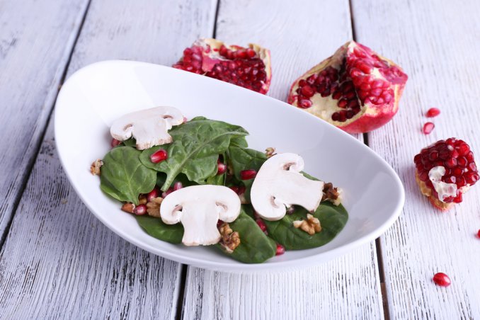 insalata spinaci funghi champignons melagrana noci emmenthal sedano vinaigrette