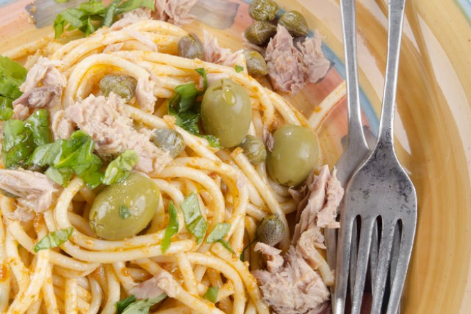 spaghetti pasta tonno olive capperi