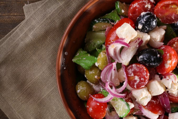 insalata greca olive pomodori peperoni cipolle yogurt feta aglio cetrioli