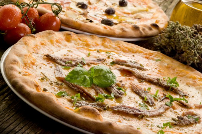 pizza napoletana acciughe pomodoro mozzarella basilico