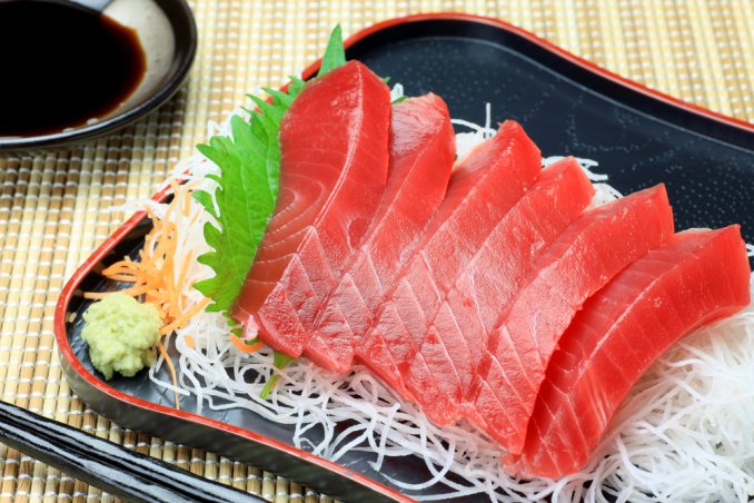 sahimi tonno pesce crudo daikon wasabi