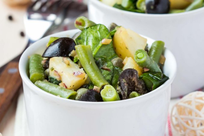 taccole spinaci insalata olive cipolle pinoli vinaigrette