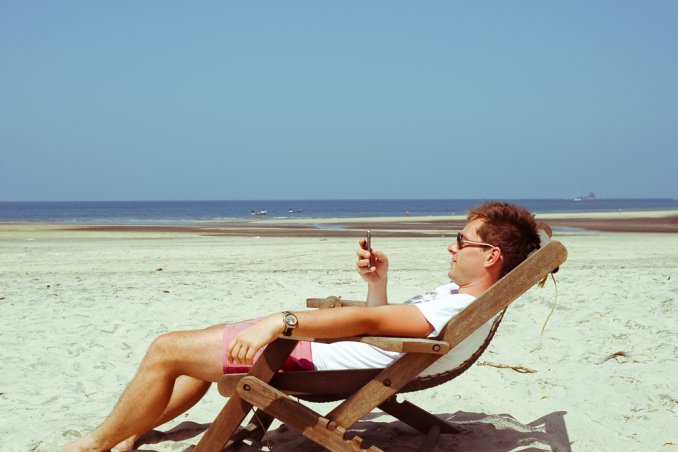 5 cose che gli uomini fanno in spiaggia (ma che dovrebbero evitare)