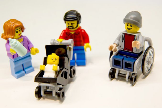 LEGO lancia due nuovi personaggi: papà casalingo e mamma in carriera