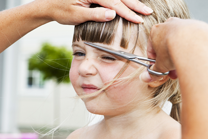 Tagliare i capelli ai bambini