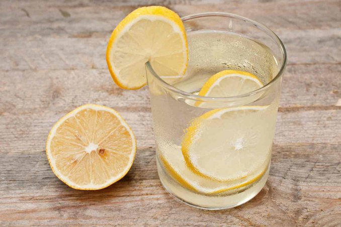 Bere acqua calda e limone al mattino fa bene?