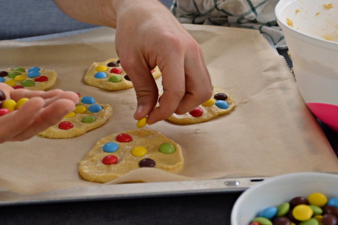 Biscotti di Carnevale per bambini: la ricetta con gli smarties