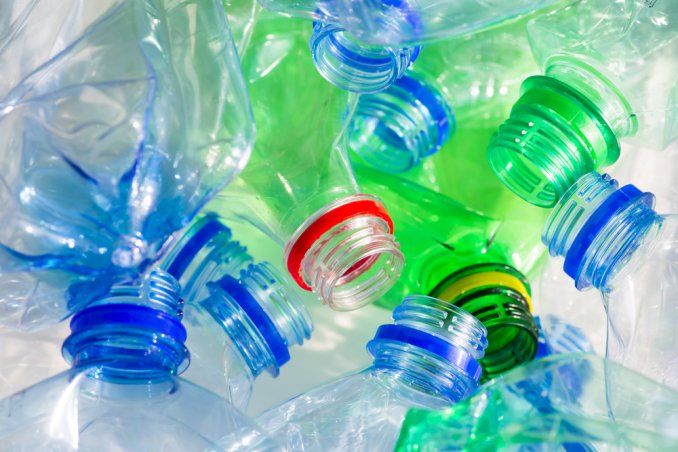 Come riciclare le bottiglie di plastica: 7 idee e oggetti utili