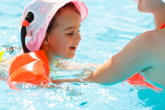 come insegnare a un bambino a nuotare, insegnare a galleggiare ai bambini
