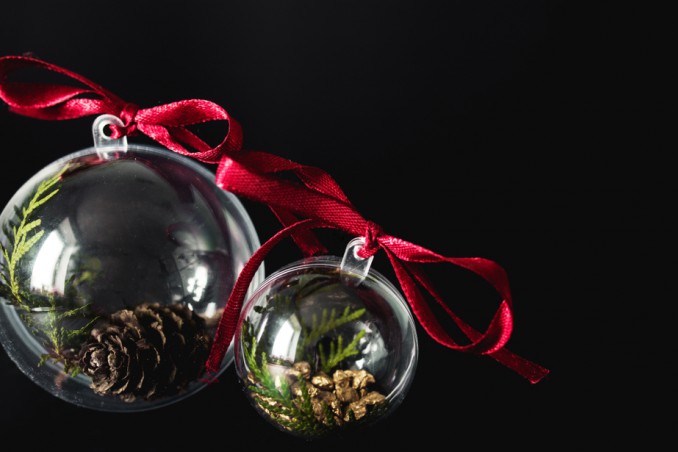 palline di natale trasparenti, decorare palline di natale, decorazioni natalizie con foglie