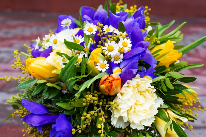 bouquet fiori con mimosa, bouquet con mimosa, mazzi fiori con mimosa, fiori festa delle donne