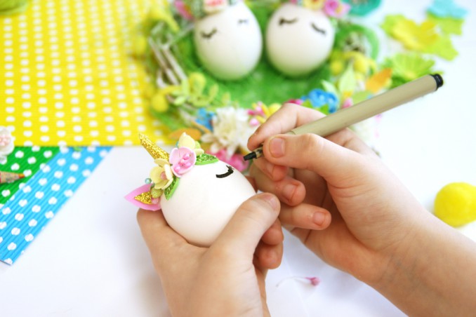 decorare uova pasqua con bambini, decorare uova pasqua, lavoretti pasquali