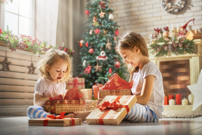 Regali Sotto L Albero Di Natale.Bambini Troppi Regali Sotto L Albero Di Natale Non Sono Educativi Donnad