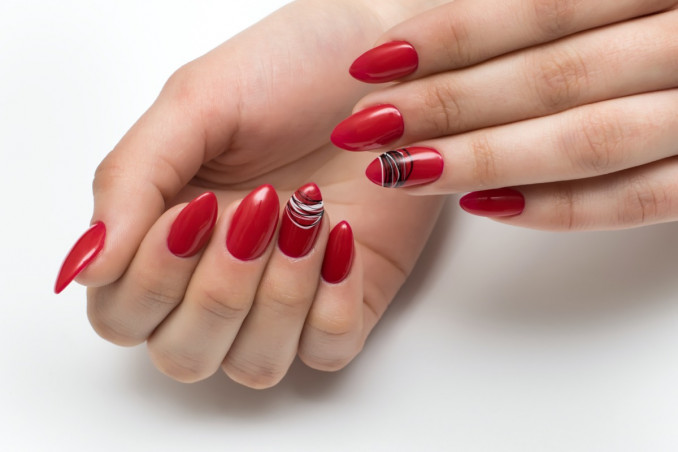 nail art rosso, nero, argento