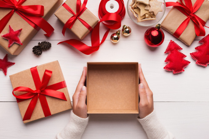 Fioriera natalizia fai da te: porta albero con scatola, stoffa e un pizzico di fantasia