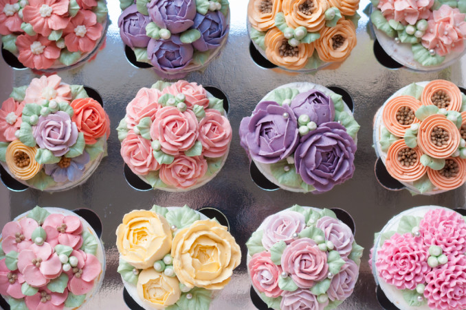 cupcake decorati con fiori crema, cupcake decorati fiori