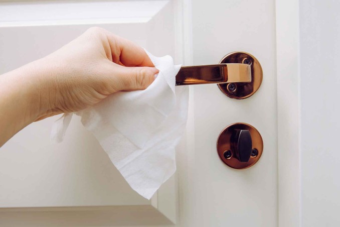 Come pulire porte e maniglie di casa