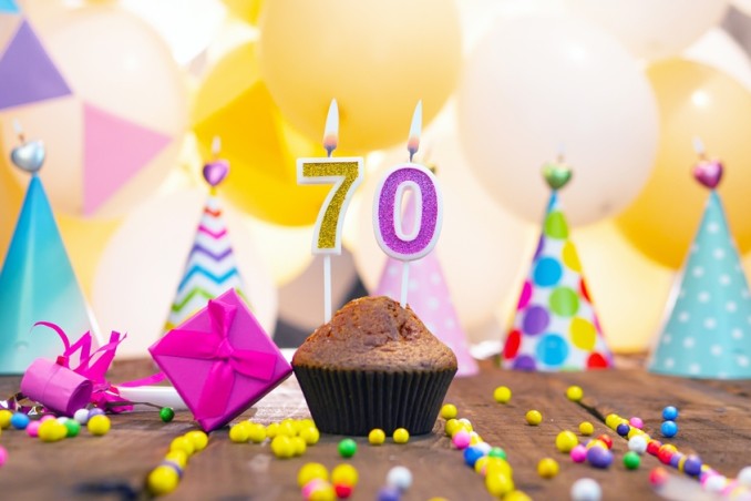 Regalo donna 70 anni: 5 idee per stupire la festeggiata