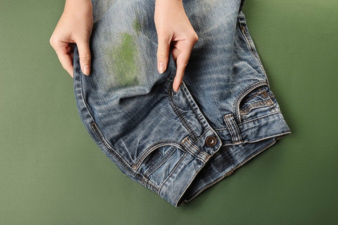 Come togliere le macchie di erba dai jeans