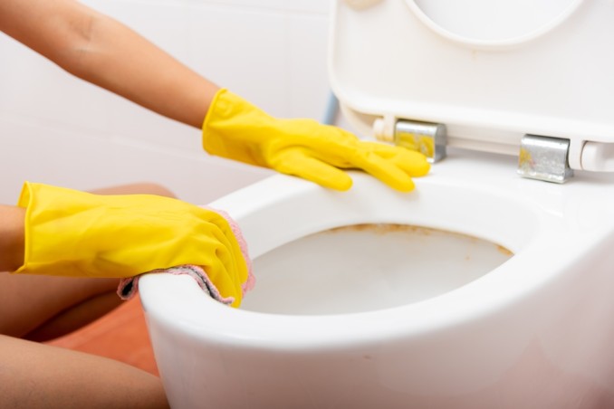 Come eliminare le macchie gialle sull'asse del wc