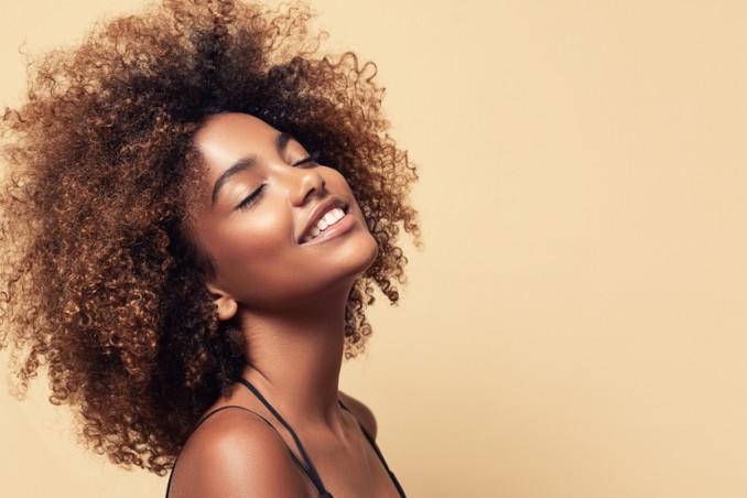Come curare i capelli ricci afro